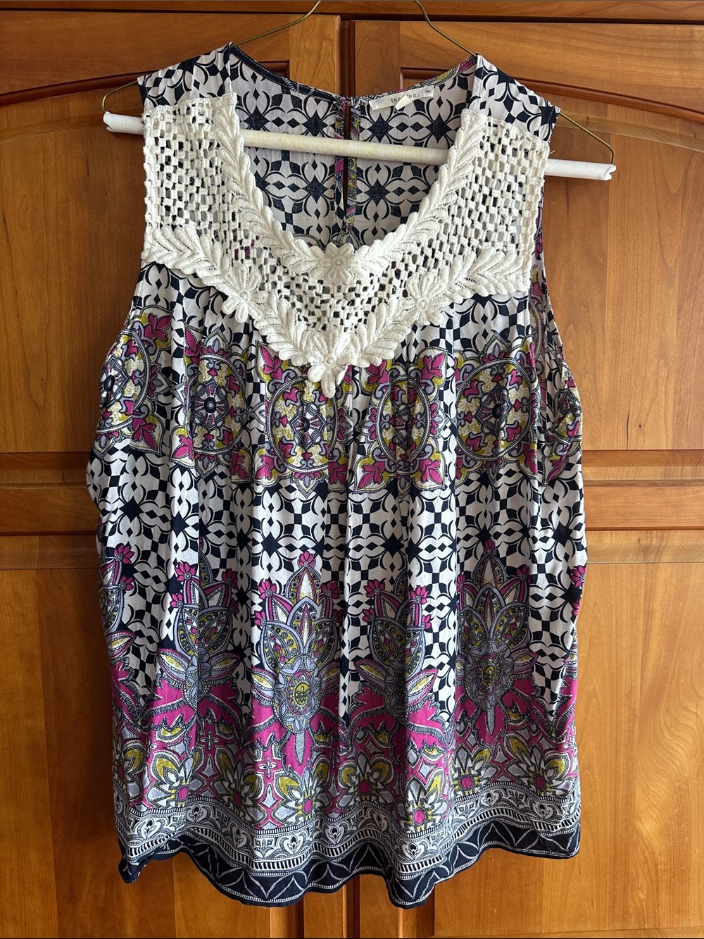 Crochet-Trim Sleeveless Printed Top in White, Black & Pink, EUC, 1X